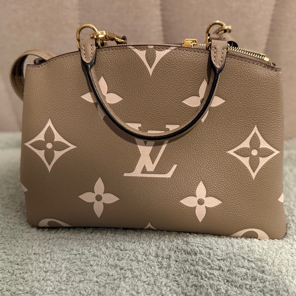 LOUIS VUITTON *USED ONCE LIKE NEW - Picture 1 of 7